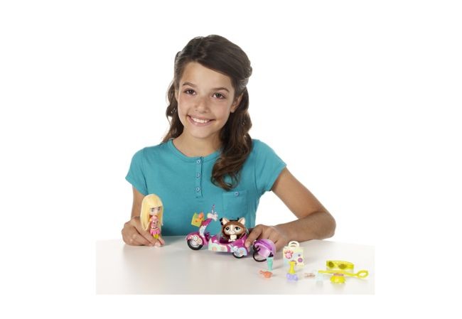 Littlest Pet Shop Blythe loves scooter