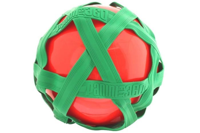 Rode crossbal met groene rubberband
