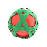 Rode crossbal met groene rubberband